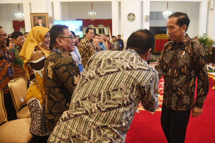 Presiden Joko Widodo berjabat tangan dengan peserta saat Pencanangan Sensus Penduduk 2020 di Istana Negara, Jakarta. 