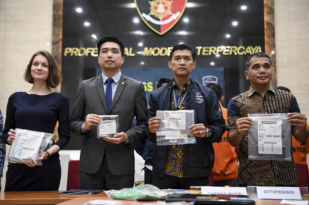 Kasubdit II Dittipidsiber Bareskrim Porli Kombes Pol Himawan Bayu Aji (kedua kanan) bersama Kasubbagopinev Bagpenum Ropenmas Div Humas Polri AKBP Shinto Silitonga (kanan), Acting Assistant Director Cybercrime Interpol James Tan (kedua kiri) dan Head of Investigation Department Group-IB Vesta Matveeva (kiri) menunjukan barang bukti saat rilis kasus peretasan situs e-commerce di Bareskrim Mabes Polri, Jakarta.
