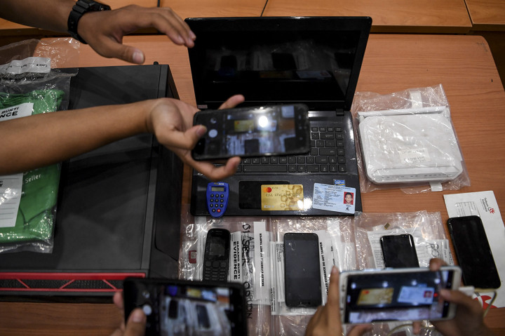Jurnalis mengambil gambar barang bukti saat rilis kasus peretasan situs e-commerce di Bareskrim Mabes Polri, Jakarta.
