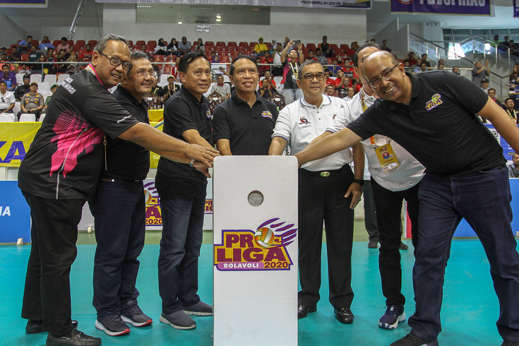 Menteri Pemuda dan Olahraga Zainudin Amali (tengah) bersama Ketua Umum PBVSI Imam Soedjarwo (ketiga kiri), Wakil Gubernur Riau Edy Natar Nasution (ketiga kanan) dan Direktur Proliga 2020 Hanny S Surkatty (kanan) membuka kompetisi bola voli Proliga 2020 di Gelanggang Remaja Pekanbaru, Riau.