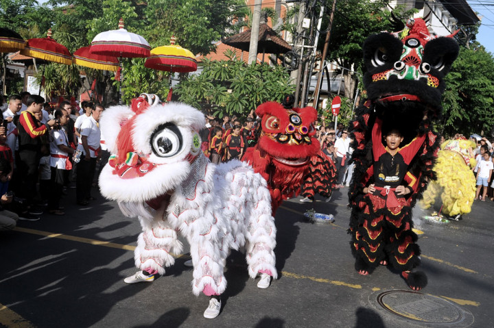 Warga keturunan Tionghoa menarikan Barongsai sambil berkeliling kampung saat ritual tolak bala di kawasan Kuta, Bali, Jumat, 24 Januari 2020. 