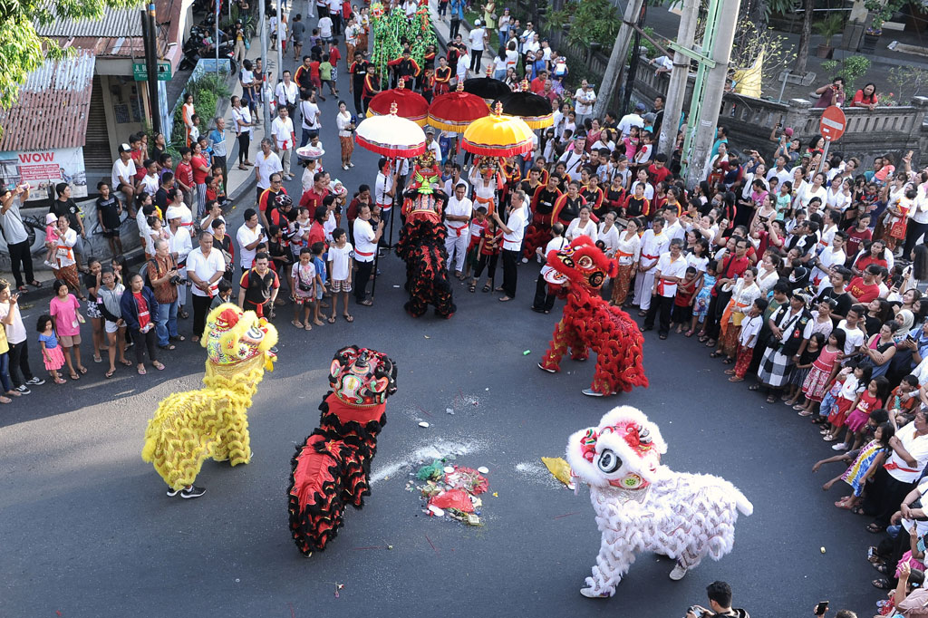 Ritual tolak bala dilakukan di setiap perempatan jalan yang dilalui. Peserta kirab berhenti melakukan persembahyangan, kemudian liong dan barongsai memutari persembahan tersebut.