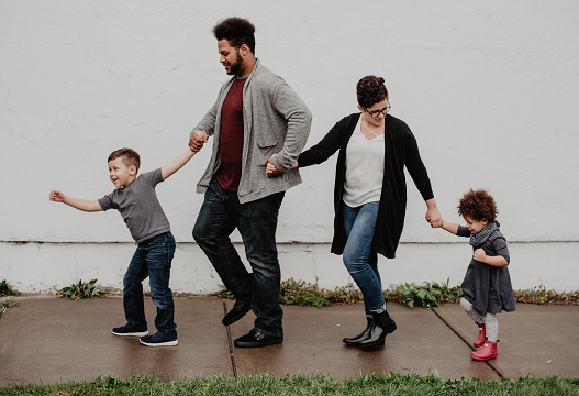 Do: mengunjungi sanak saudara. (Foto: Dok. pexels.com)