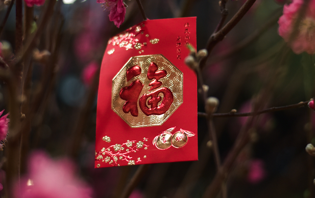 Don't: yang belum menikah tidak boleh beri angpao kecuali bila sudah mapan. (Foto: Dok. Unsplash.com)