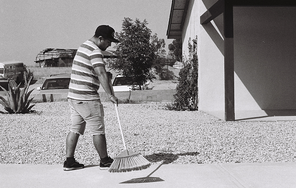 Don't: menyapu.  (Foto: Dok. pexels.com)