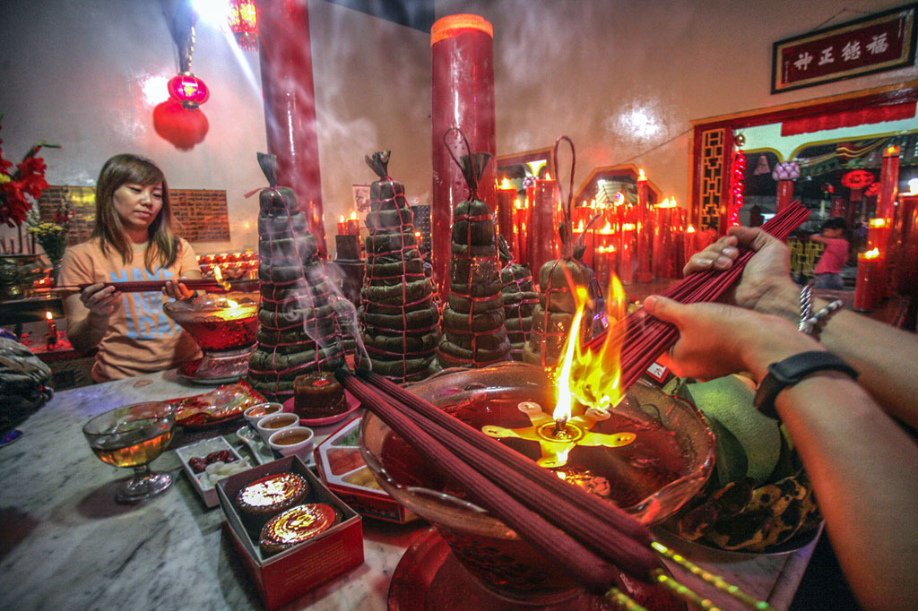 Warga keturunan Tionghoa bersembahyang di Vihara Amurwa Bhumi, Cibinong, Bogor, Jawa Barat,  Jumat, 24 Januari 2020. ANTARA FOTO/Yulius Satria Wijaya