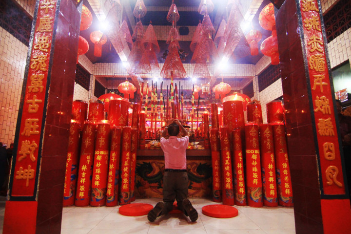 Warga keturunan Tionghoa bersembahyang di Vihara Tri Dharma Dwi Dharma Bhakti, di Pontianak, Kalimantan Barat, Jumat malam. ANTARA FOTO/Jessica Helena Wuysang
