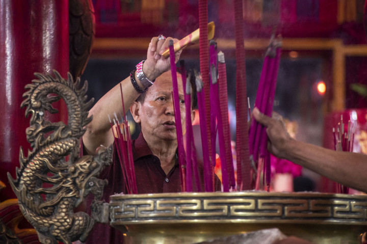 Warga keturunan Tionghoa melakukan sembahyang di Vihara Amurva Bhumi, kawasan Karet Semanggi, Jakarta, Jumat malam. ANTARA FOTO/Aprillio Akbar