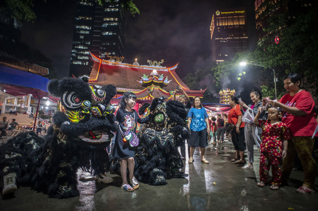 Selain sembahyang, warga keturunan Tionghoa juga mengadakan pertunjukan barongsai. Salah satunya di halaman Vihara Amurva Bhumi, kawasan Karet Semanggi, Jakarta. ANTARA FOTO/Aprillio Akbar