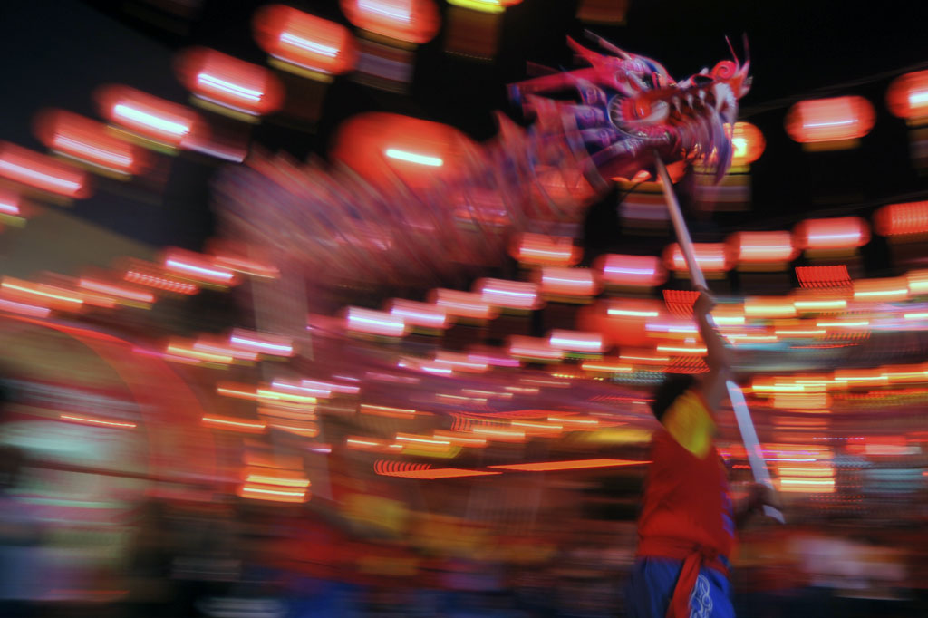 Penari memainkan tarian naga pada malam Imlek 2571 di kelenteng See Hin Kiong Padang, Sumatera Barat. ANTARA FOTO/Iggoy el Fitra