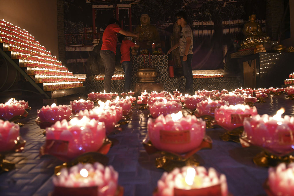 Warga keturunan Tionghoa menyalakan pelita dan lilin menjelang malam pergantian tahun baru Imlek 2571, Vihara Dharmakirti Palembang, Sumatera Selatan. ANTARA FOTO/Nova Wahyudi
