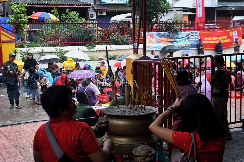 Para pengemis musiman tersebut berharap mendapatkan angpao (uang) dari para jemaah yang datang untuk berdoa dan beribadah.