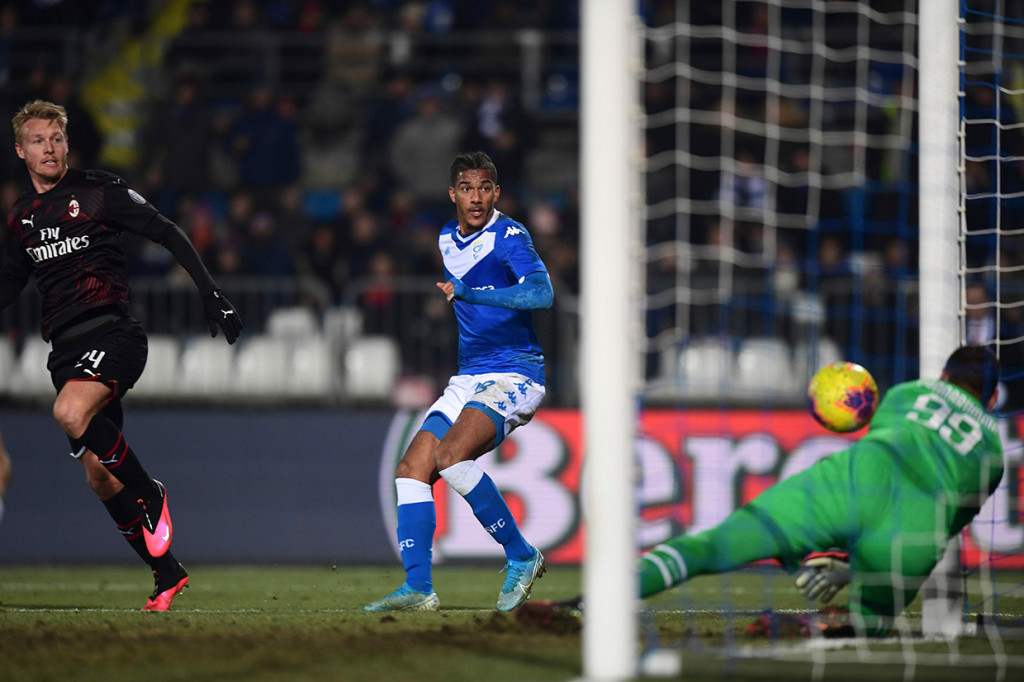 Penjaga gawang AC Milan Gianluigi Donnarumma berhasil menggagalkan peluang tuan rumah lewat sundulan Florian Aye.