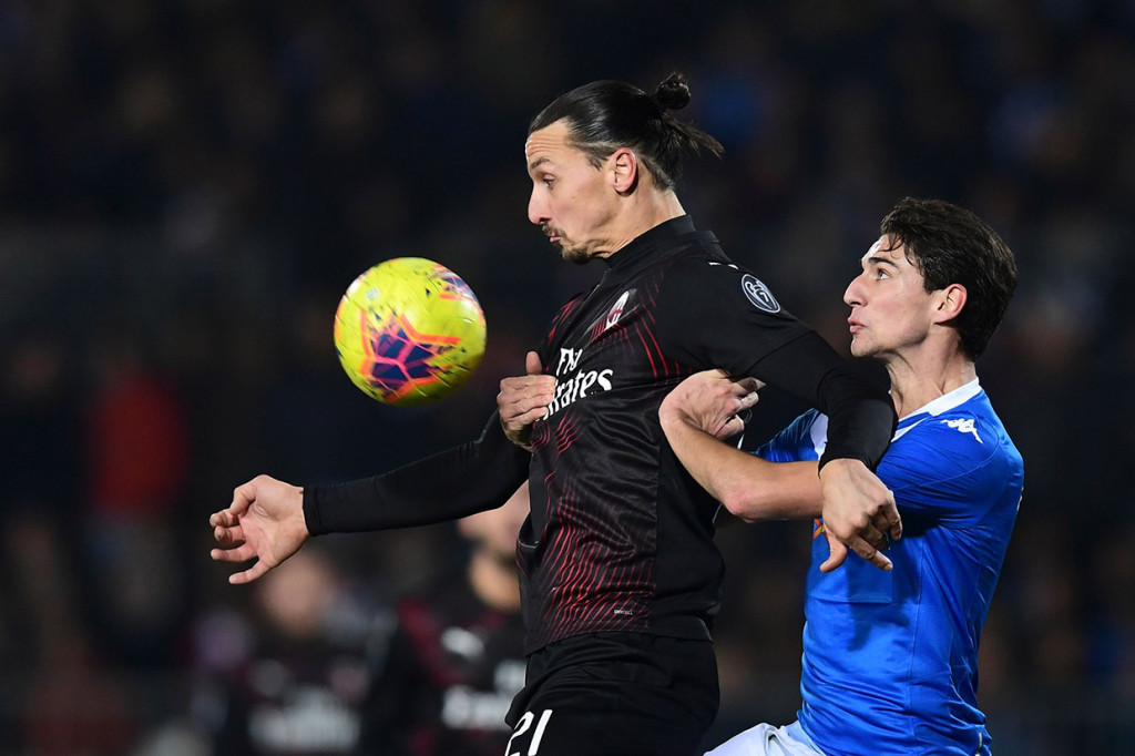 Penyerang veteran Milan Zlatan Ibrahimovic beberapa kali membahayakan pertahanan tuan rumah, namun tidak juga berbuah gol. Skor 0-0 bertahan hingga jeda.