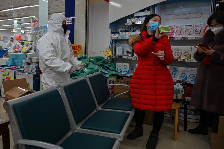 Petugas farmasi tengah melayani pembelian masker di Wuhan, Tiongkok, Sabtu, 25 Januari 2020. 