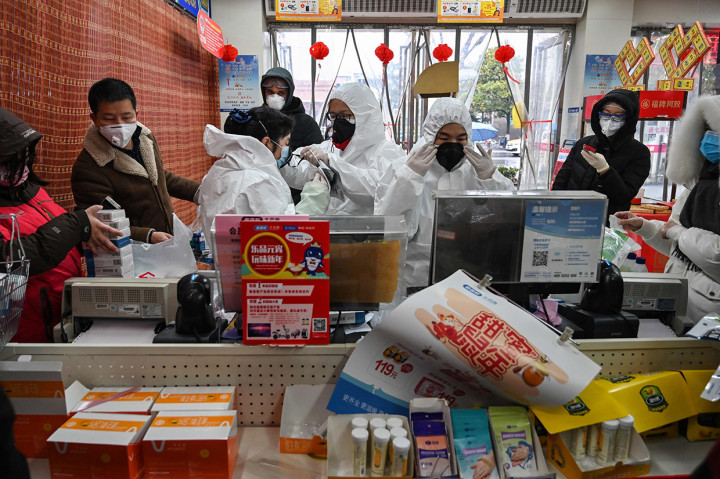 Di tengah merebaknya virus korona yang menyebabkan radang paru-paru berat, masyarakat Tiongkok membutuhkan masker hingga 60 juta helai per hari. Namun pasokan masker hanya terpenuhi sebanyak 20 juta buah. 