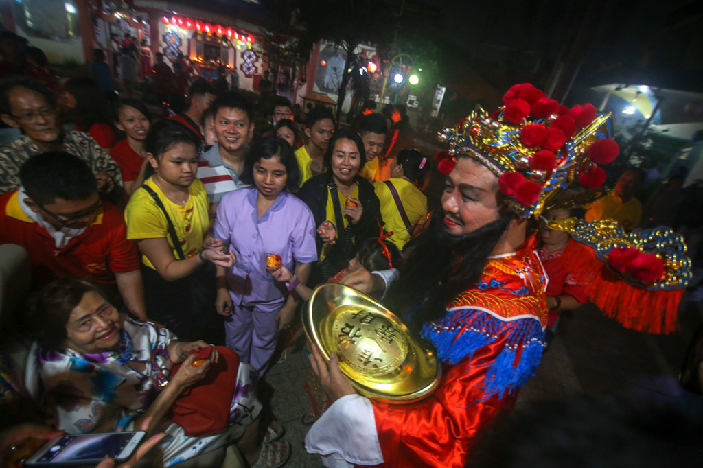 Pembagian angpao merupakan tradisi yang sering dilakukan saat perayaan Imlek yang mengambil kisah cerita dari Dewa Uang Cai Shen.