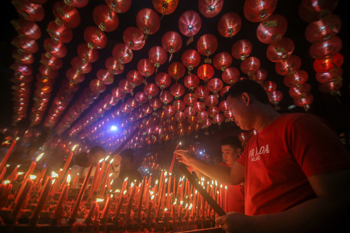 Sementara itu warga keturunan Tionghoa bersembahyang di Vihara Boen San Bio, Pasar Baru, Kota Tangerang. Ibadah tersebut dalam rangka menyambut Tahun Baru Imlek 2571. 
