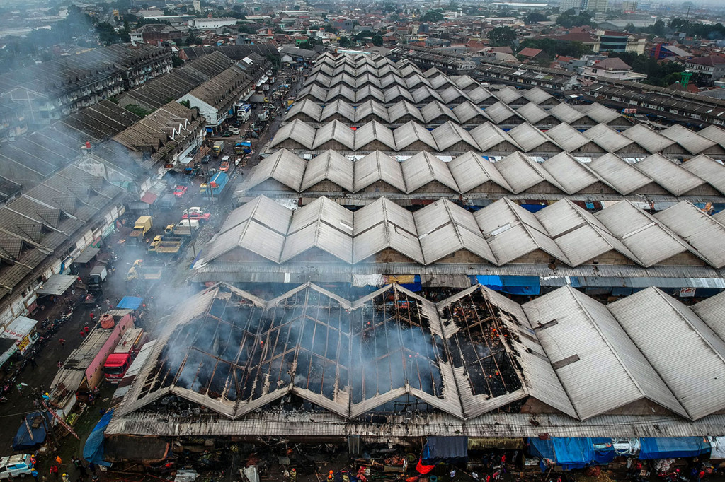 Belum diketahui apa penyebab terjadinya kebakaran yang cukup besar tersebut. Kepala Dinas Kebakaran dan Penanggulangan Bencana (Diskar PB), Dadang Iriana mengatakan laporan kebakaran tersebut diterimanya pada pukul 07.58 WIB.