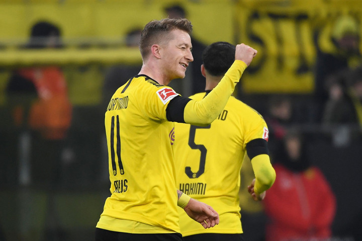 Marco Reus menggandakan keunggulan Dortmund menjadi 2-0 pada menit ke-29. Awalnya ia dinyatakan offside saat menerima operan panjang dari Hummels. Tetapi tinjauan VAR memperlihatkan posisi sang kapten Dortmund onside sebelum ia menaklukkan kiper Horn. Skor tidak berubah hingga turun minum.