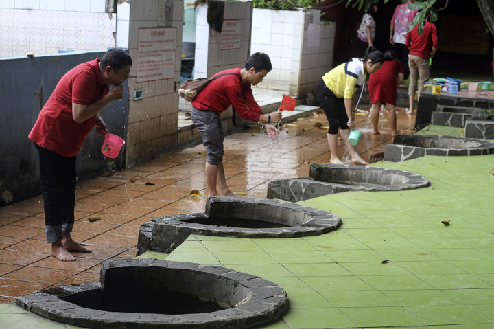 Warga Tionghoa memegang tradisi mandi tujuh sumur saat Tahun Baru Imlek yang dipercaya mendatangkan berkah kesehatan, rezeki, kedudukan, dan jodoh. 