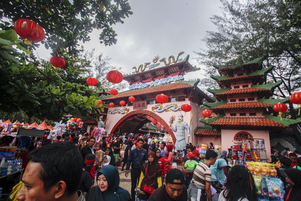 Ratusan wisatawan memadati Kampung Cina di Cibubur, Bogor, Jawa Barat, Sabtu, 25 Januari 2020. 