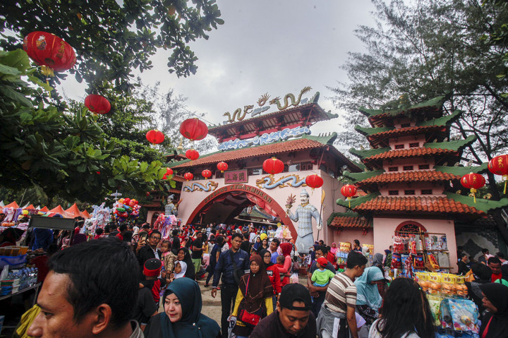 Ratusan wisatawan memadati Kampung Cina di Cibubur, Bogor, Jawa Barat, Sabtu, 25 Januari 2020. 