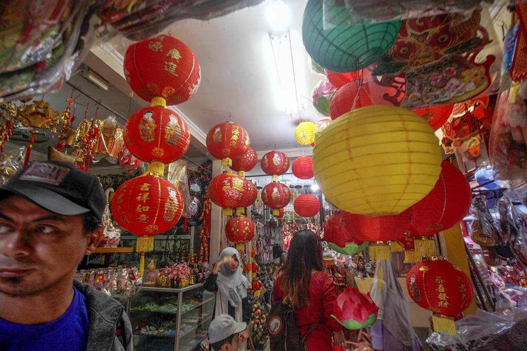 Di Kampung Cina Wisata Cibubur, pengunjung juga dapat berburu pernak-pernik Imlek. Aksesoris imlek tersebut dijual dengan harga antara Rp5.000 - Rp500.000. 