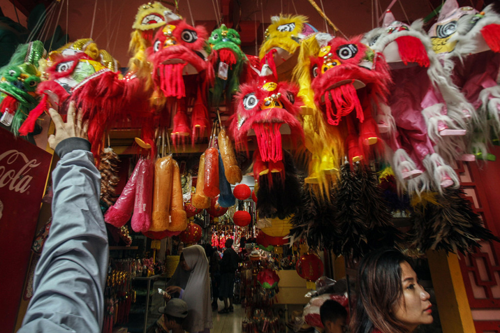 Menurut para pedagang, pada perayaan Tahun Baru Imlek penjualan aksesoris imlek yang dijual Rp5.000 - Rp500.000 tersebut meningkat hingga lima kali lipat dibandingkan hari biasa.