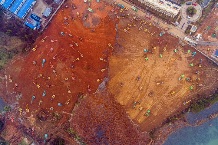 Puluhan ekskavator tengah meratakan tanah di lokasi pembangunan rumah sakit baru yang sedang dibantun untuk merawat pasien wabah virus Korona di Provinsi Hubei, Tiongkok, Jumat, 24 Januari 2020.
