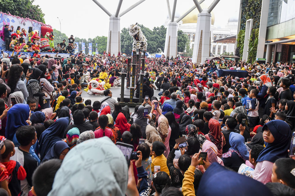 Ribuan warga menyaksikan atraksi Barongsai di kawasan Trans Studio Mall, Bandung, Jawa Barat. ANTARA FOTO/M Agung Rajasa