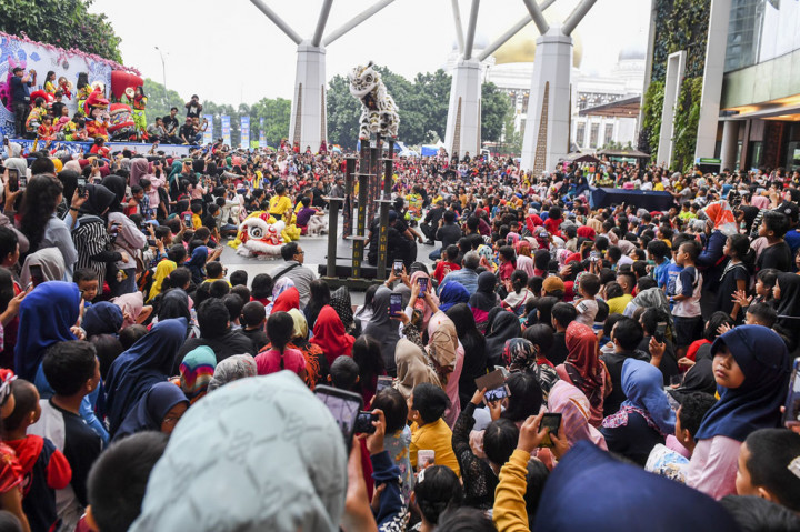 Ribuan warga menyaksikan atraksi Barongsai di kawasan Trans Studio Mall, Bandung, Jawa Barat. ANTARA FOTO/M Agung Rajasa