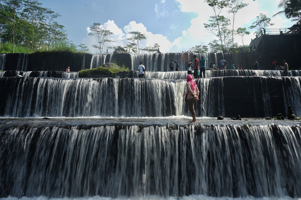 Pengunjung menikmati keindahan kawasan wisata Grojogan Watu Purbo, Bangunrejo, Tempel, Sleman, DI Yogyakarta, Sabtu, 25 Januari 2020.