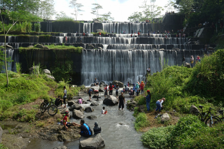 Sabo DAM Sungai Krasak yang berhulu di Gunung Merapi itu merupakan salah satu destinasi wisata baru di Yogyakarta yang mulai viral dan ramai dikunjungi wisatawan sejak Awal 2020.