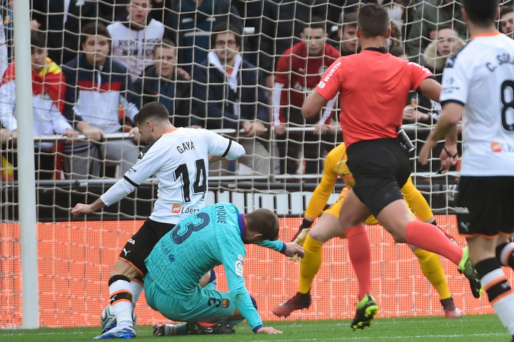 Kendati banyak menguasai bola, gawang Barcelona lebih kerap diancam oleh para pemain Valencia sepanjang babak pertama. Pada menit ke-10 Valencia mendapat hadiah penalti setelah Gerard Pique melakukan pelanggaran terhadap Jose Gaya di dalam area terlarang.