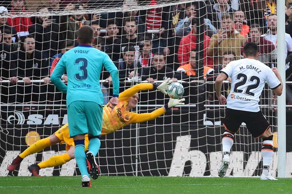 Beruntung Las Blaugranas punya kiper sekelas Marc-Andre ter Stegen. Kiper asal Jerman itu bahkan mementahkan eksekusi penalti Maxi Gomez.