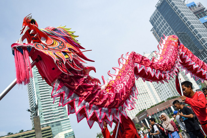 Sejumlah seniman beraksi memainkan naga atau liong dan barongsai saat berlangsungnya Car Free Day di Bundaran Hotel Indonesia, Jakarta, Minggu, 26 Januari 2020. 
