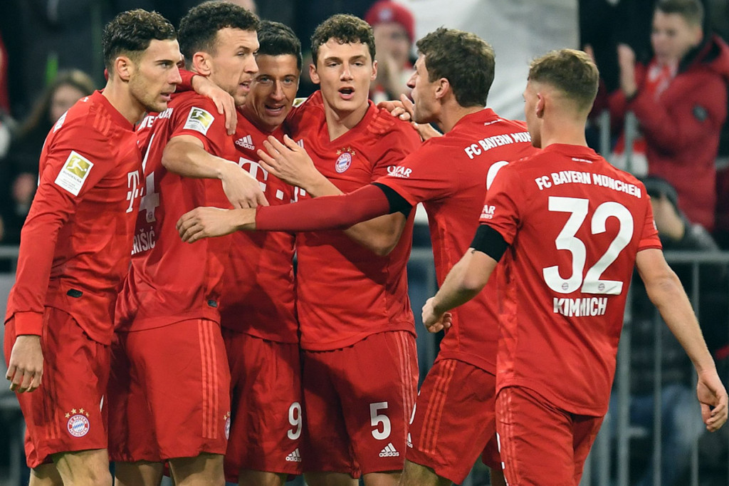 Bayern tidak menyia-nyiakan peluang pertama mereka untuk membuka keunggulan. Gol berawal ketika Kiper Schalke Markus Schubert melakukan kesalahan yang membuat Ivan Perisic dapat menyodorkan bola untuk diteruskan sepakan voli berbuah gol oleh Robert Lewandowski pada menit ke-6.