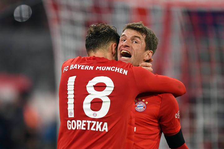 Kiper Schalke Schubert seolah menebus kesalahannya yang berbuah gol pertama Bayern saat melakukan penyelamatan terhadap peluang dari Lewandowski, David Alaba, dan Thiago, sebelum Leon Goretzka menambah keunggulan Bayern melalui aksi akrobatiknya pada menit ke-50.
