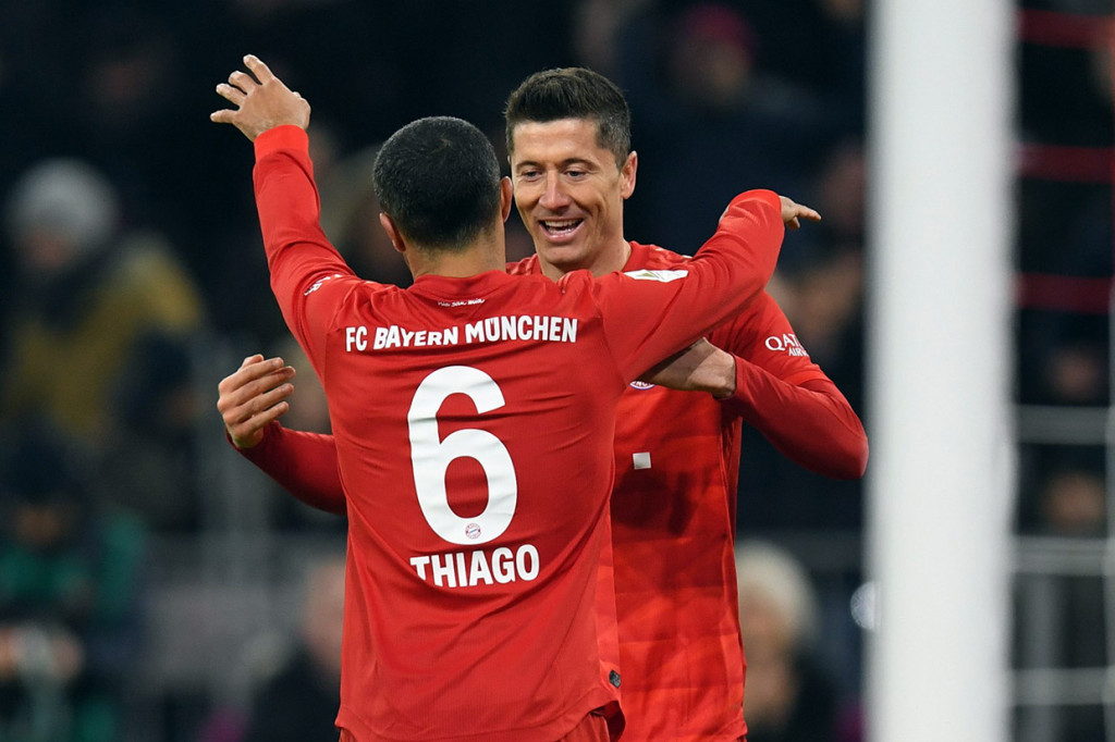 Thiago kemudian mencatatkan namanya di papan skor untuk menambah keunggulan bagi Bayern menjadi 4-0 delapan menit kemudian. 