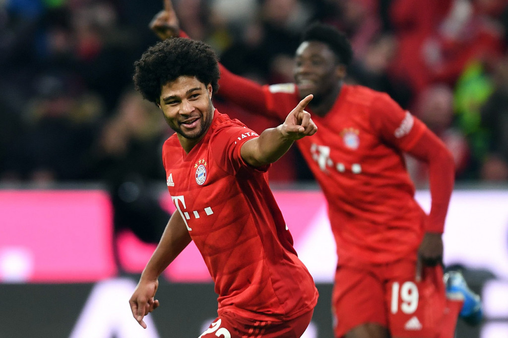 Pemain pengganti Bayern Serge Gnabry memastikan kemenangan lima gol tanpa balas Bayern menjelang laga usai.