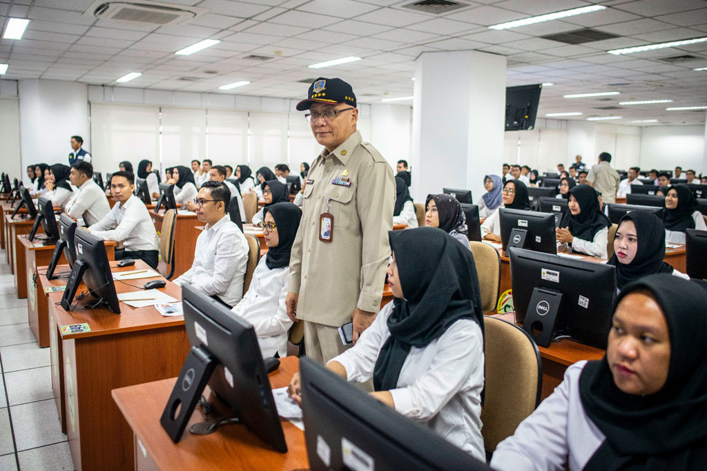 Kepala BKN Bima Haria Wibisana (tengah) meninjau pelaksanaan Seleksi Kompetensi Dasar (SKD) berbasis Computer Assisted Test (CAT) untuk Calon Pegawai Negeri Sipil (CPNS) di kantor Badan Kepegawaian Negara (BKN) Pusat, Jakarta.