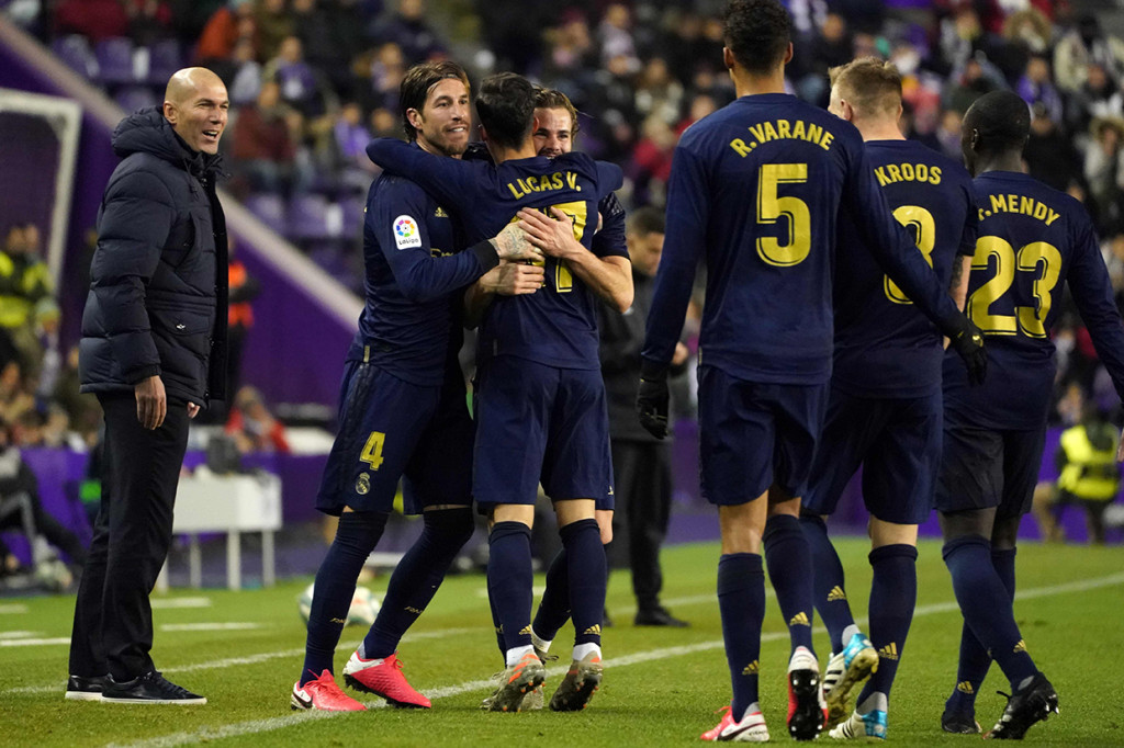 Dengan tambahan tiga poin, plus kekalahan Barcelona dari Valencia, bikin Madrid kini memimpin Liga Spanyol.