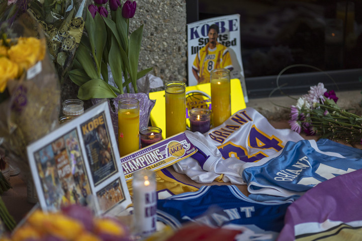 Para penggemar berkumpul dan membawa poster dan karangan bunga di Newbury Park, California. AFP Photo/David Mcnew