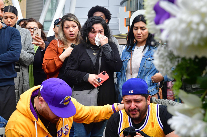 Ekspresi duka cita dari seorang penggemar LA Lakers. Kobe Bryant adalah ikon Lakers dalam dua dekade. AFP Photo/Frederic J.Brown