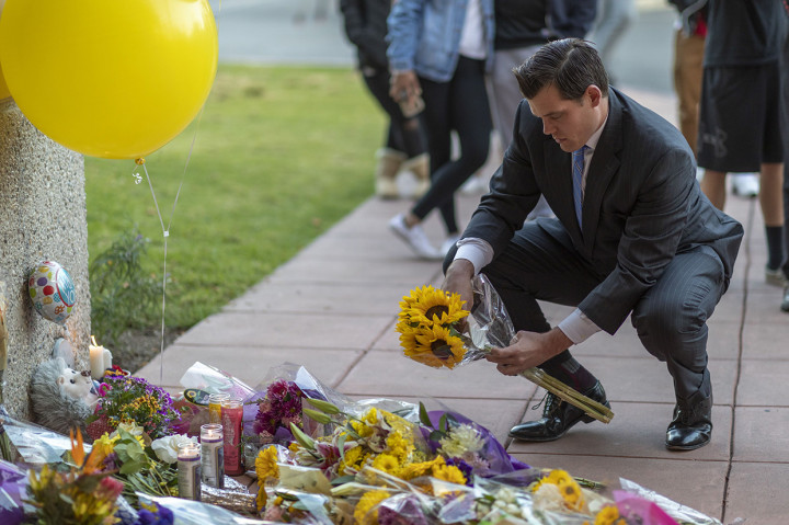 Suasana duka juga terasa di Newbury Park, California. AFP Photo/David Mcnew