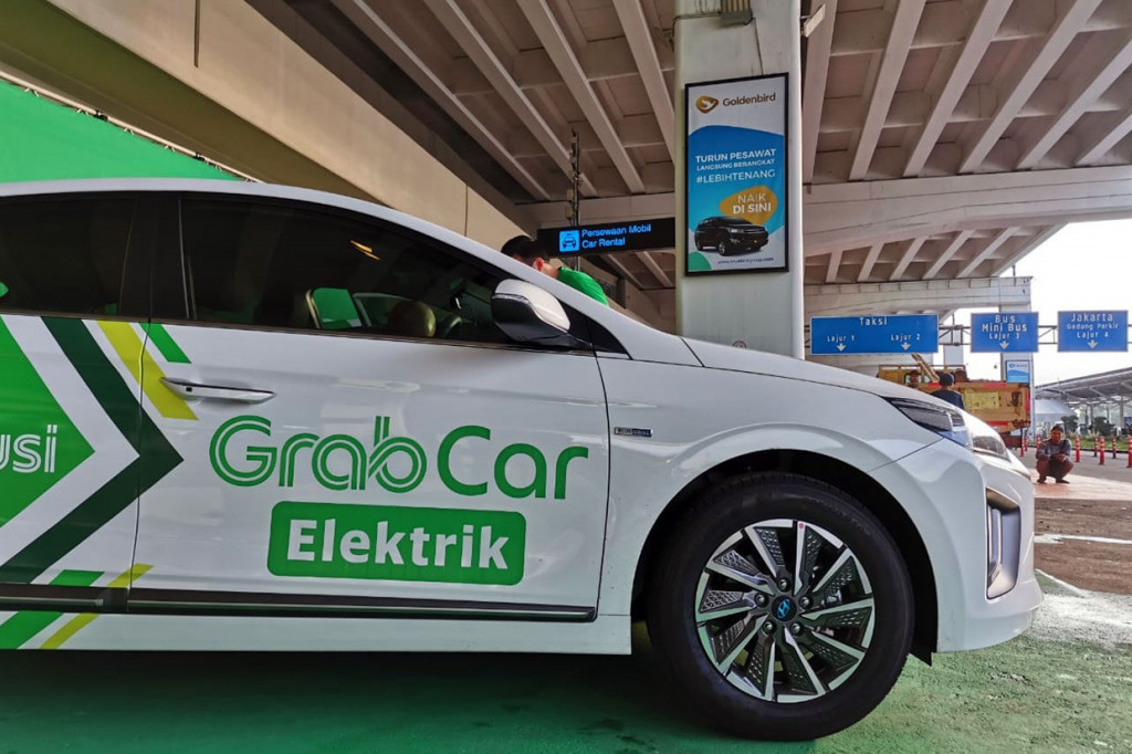 Seluruh GrabCar elektrik yang ada di Bandara Soekarno-Hatta 100 persen menggunakan tenaga listrik di teknologi Hyundai Ioniq.