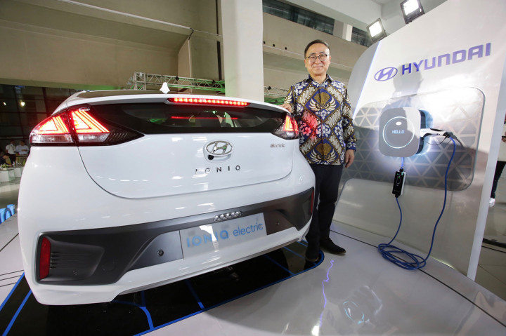 Sung Jong Ha, President Director of Hyundai Motors Indonesia, berpose di samping Hyundai IONIQ Electric