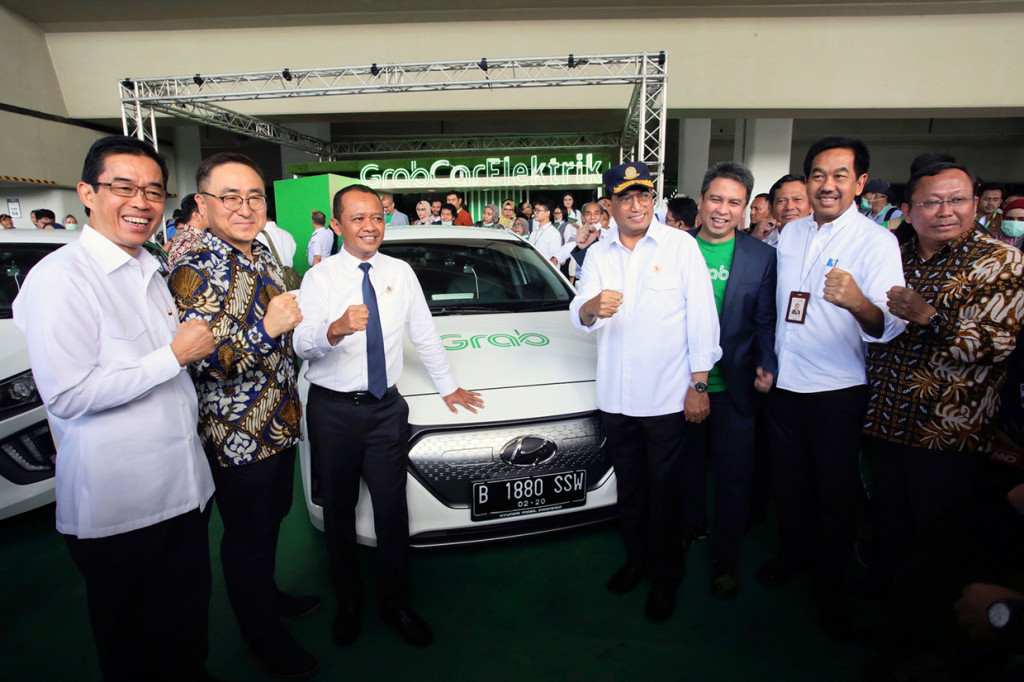 Zulkifli Zaini, Direktur Utama PT PLN (Persero), Sung Jong Ha, President Director of Hyundai Motors Indonesia, Bahlil Lahadalia, Kepala Badan Koordinasi Penanaman Modal (BKPM), Budi Karya Sumadi, Menteri Perhubungan Republik Indonesia, Ridzki Kramadibrata, President of Grab Indonesia, dan Muhammad Awaluddin, Direktur Utama PT Angkasa Pura II.