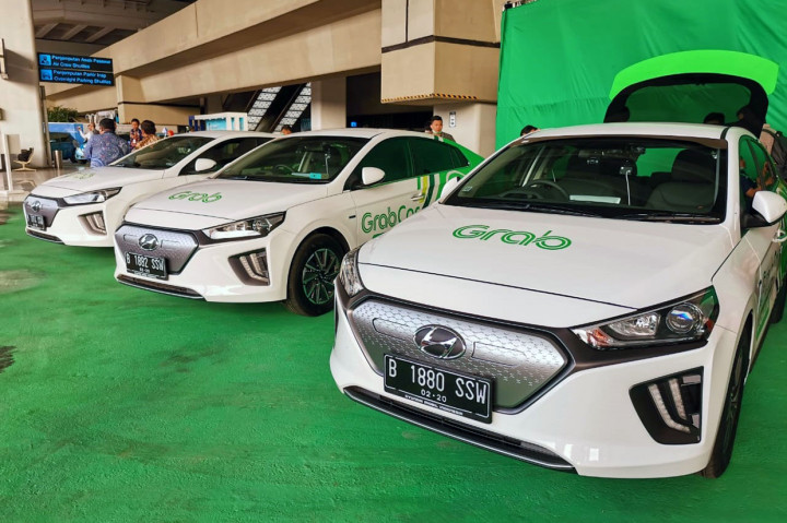 Grab meluncurkan GrabCar Elektrik powered by Hyundai yang pertama di Indonesia serta berbagai fitur GrabCar terbaru lainnya. Kali ini mereka menyediakan 20 unit Hyundai Ioniq sebagai armada taksi listrik yang beroperasi di Bandara Internasional Soekarno-Hatta.